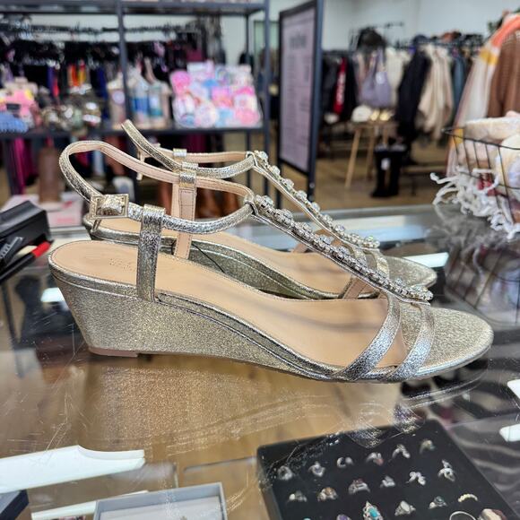 JEWEL BADGLEY MISCHKA Oakes Crystal Adorned Wedge Sandals Gold Glitter - Picture 1 of 4